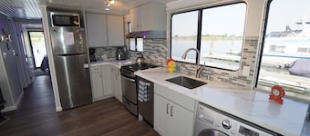 Romantic Getaway with Sauna, fireplace and great seal watching