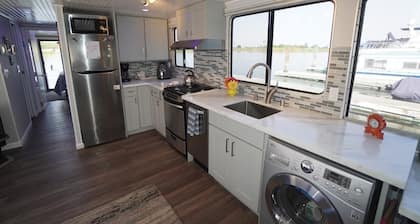 Romantic Getaway with Sauna, fireplace and great seal watching