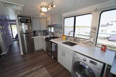 Romantic Getaway with Sauna, fireplace and great seal watching