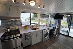 Geladeira, micro-ondas, fogão, cooktop