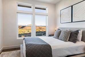 14 bedrooms, desk, iron/ironing board, travel cot - Ace on the 8th: 2 Private Pools, Sleeps 58! (Washington)