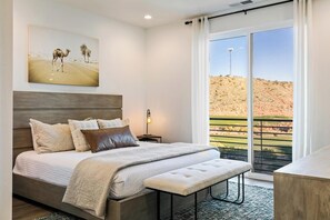 14 Schlafzimmer, Schreibtisch, Bügeleisen/Bügelbrett, Reisekinderbett