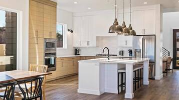 Een koelkast, een microgolfoven, een oven, een kookplaat