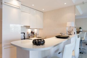 Réfrigérateur, four, plaque de cuisson, lave-vaisselle