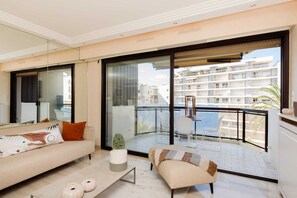 TV, offices - Carlton area chic 2 bedrooms 2 baths (Cannes)