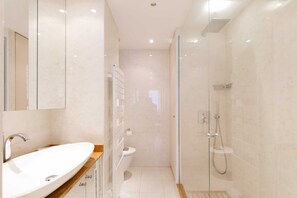 Dusche, Haartrockner, Handtücher, Shampoo