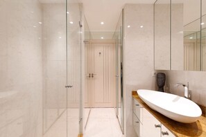 Shower, hair dryer, towels, shampoo - Carlton area chic 2 bedrooms 2 baths (Cannes)
