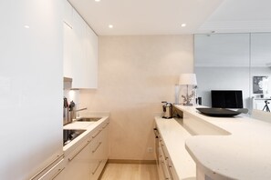 Réfrigérateur, four, plaque de cuisson, lave-vaisselle