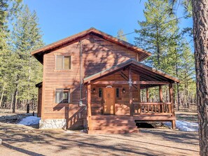 Exterior - Goat Wall Retreat - Serene Cabin Getaway (Mazama)