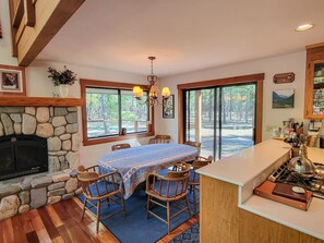 Dining - Goat Wall Retreat - Serene Cabin Getaway (Mazama)
