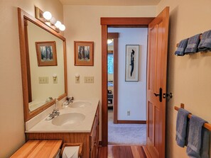Bathtub, hair dryer, towels, shampoo - Goat Wall Retreat - Serene Cabin Getaway (Mazama)