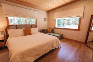 3 bedrooms, desk, travel crib, WiFi