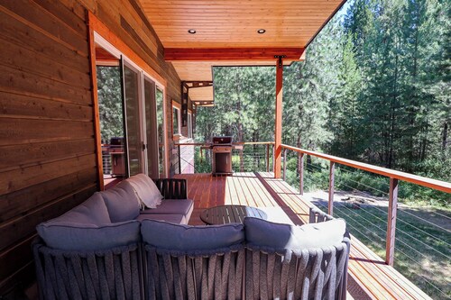 Treehouse - modern cabin near Mazama
