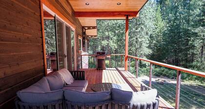 Treehouse - modern cabin near Mazama