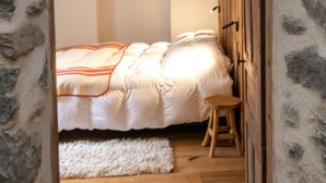 5 bedrooms, travel crib, WiFi (free), bed sheets