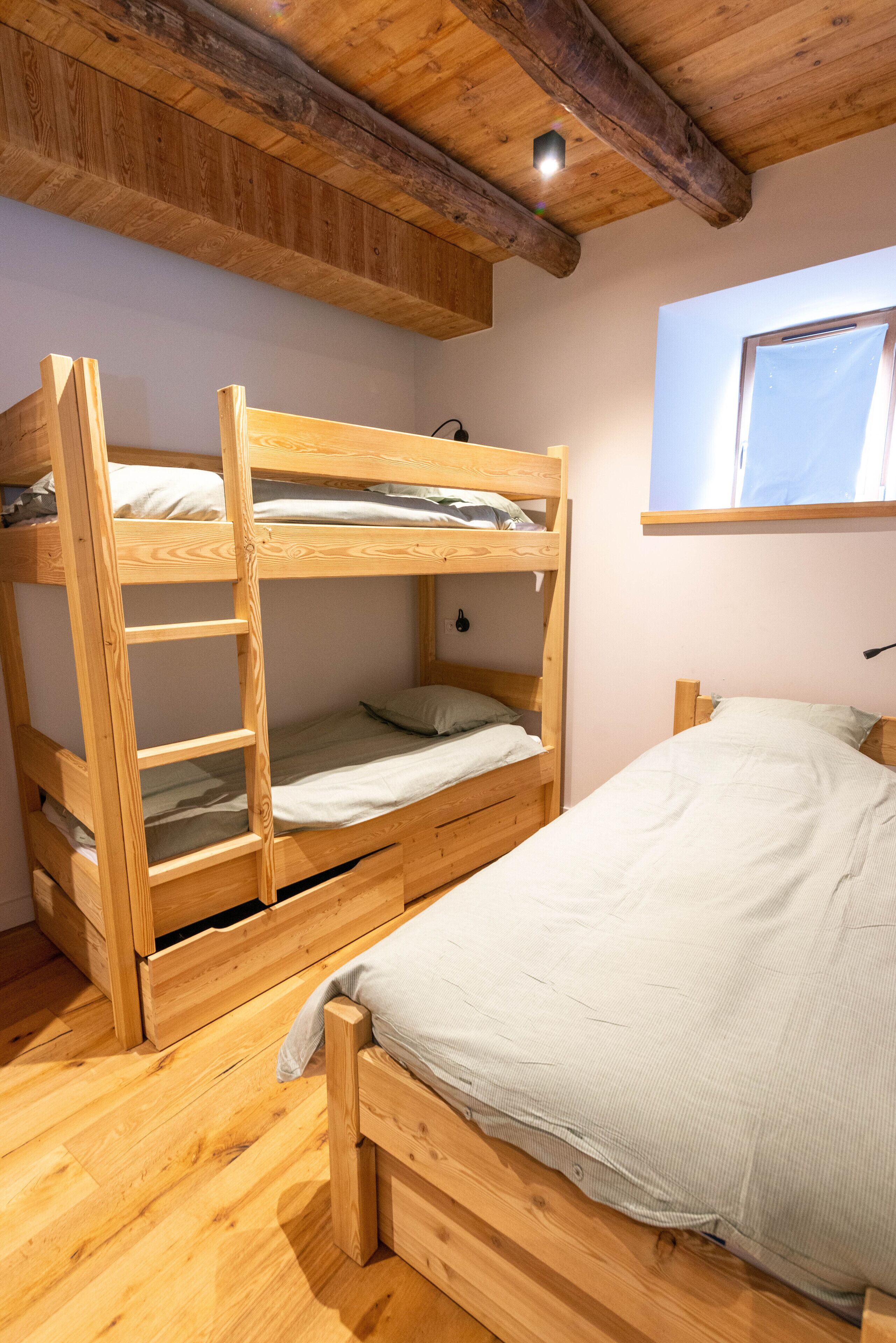5 bedrooms, travel cot, free WiFi, bed sheets