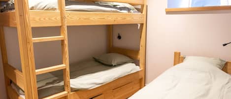 5 bedrooms, travel cot, free WiFi, bed sheets