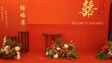 Un fondo rojo con caracteres chinos y un mensaje de bienvenida.