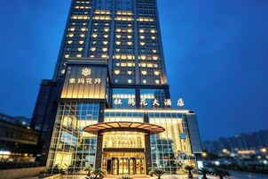 Un hotel moderno de gran altura con una entrada destacada, amplias ventanas y señalización que indica el nombre.