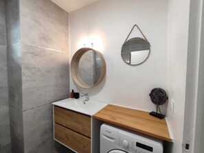 淋浴设施、吹风机、毛巾