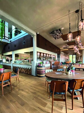 2 restoran, melayani sarapan dengan sajian masakan Italia