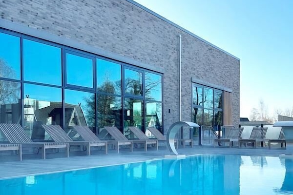 Piscina coperta, lettini, servizio di salvamento in loco