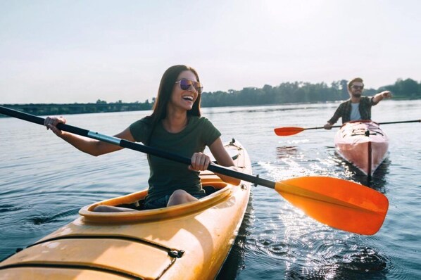 Two people kayaking on a calm body of water. - Marissa Resort (Lembruch)