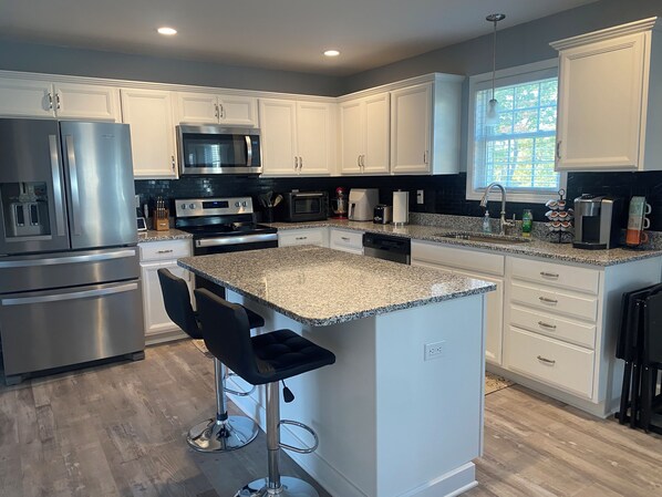 Jääkaappi, mikroaaltouuni, uuni, liesi