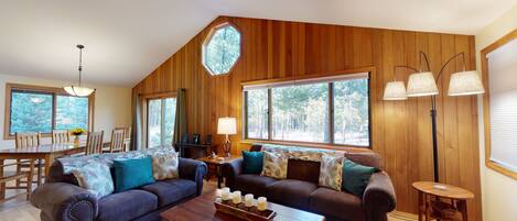 Een flatscreentelevisie, een open haard en een dvd-speler