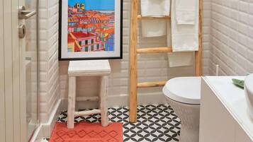 Douche, sèche-cheveux, serviettes fournies