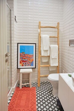 Douche, sèche-cheveux, serviettes fournies