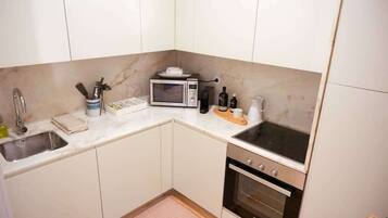 Kühlschrank, Mikrowelle, Ofen, Herdplatte