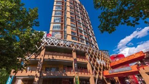 Ein mehrgeschossiges Hotel mit modernem Design, mit Balkonen und einem markanten Eingang.