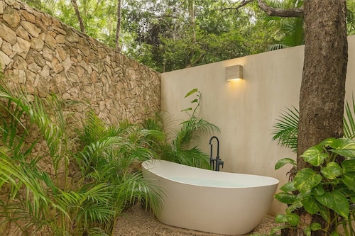 Romantic Jungle Hideaway Private Pool, Garden Tub