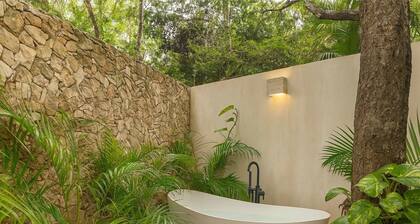 Romantic Jungle Hideaway Private Pool, Garden Tub