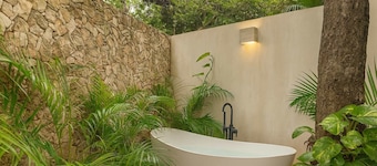 Romantic Jungle Hideaway Private Pool, Garden Tub