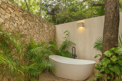 Romantic Jungle Hideaway Private Pool, Garden Tub