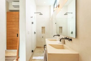 Douche, sèche-cheveux, serviettes fournies, savon