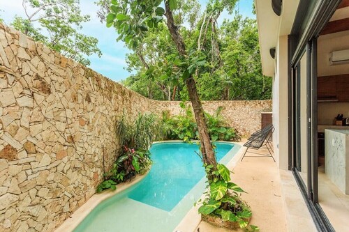 Romantic Jungle Hideaway Private Pool, Garden Tub
