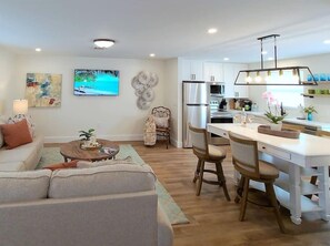 Smart TV, libros y oficina 