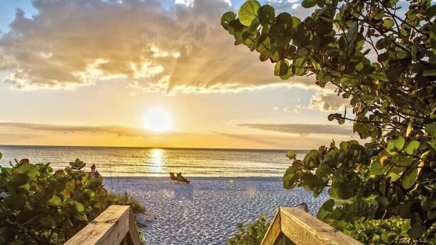 Beach nearby - 562 Beachy Keen Cottage| New Pool | Mins 2 Beaches (Naples)