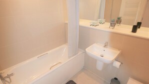 Unclassified image, 3 of 10, button - (189OC-14) 2 Bedroom Flat in Bournemouth Town Centre (Bournemouth)