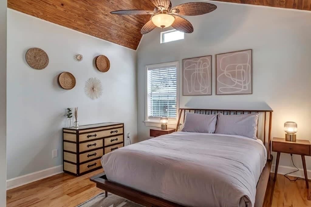 Charming Bungalow - 10min to Downtown