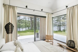 Luxury Villa | 4 bedrooms, premium bedding, blackout drapes, iron/ironing board - The Lake. Unique Waterfront Villa (Kamuže)