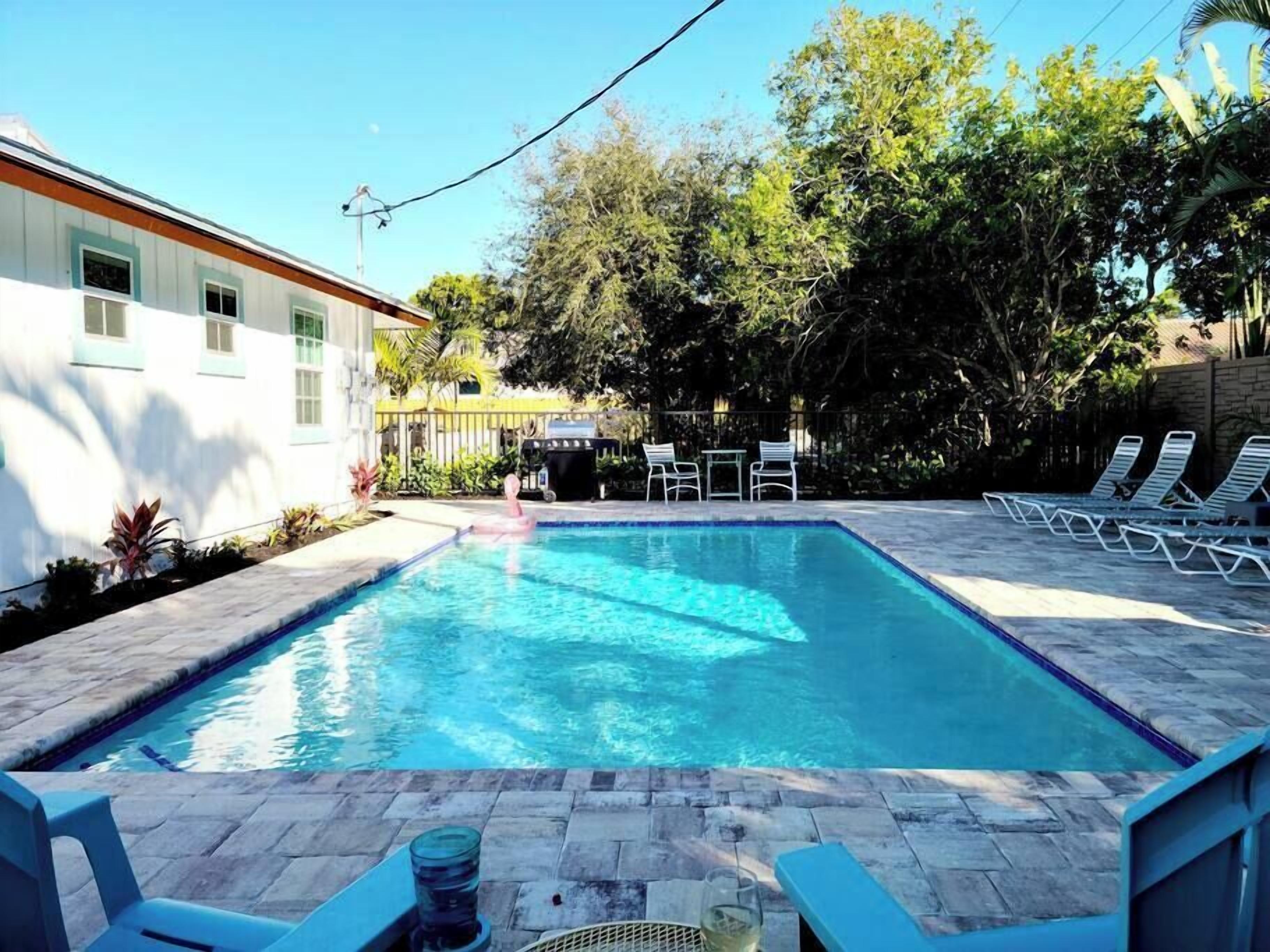 562 Shady Palm Cottage | New Pool | Mins 2 Beaches