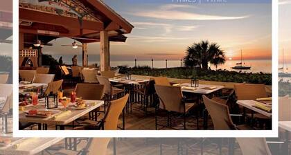 562 Shady Palm Cottage | New Pool | Mins 2 Beaches