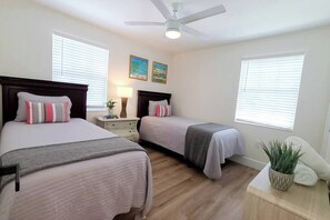 2 間睡房、書桌、熨斗/熨衫板、可攜式嬰兒床