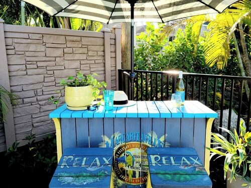 562 Shady Palm Cottage | New Pool | Mins 2 Beaches