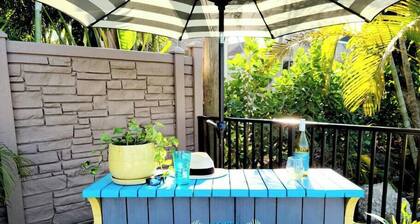 562 Shady Palm Cottage | New Pool | Mins 2 Beaches