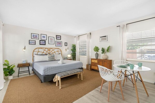 1 bedroom, desk, WiFi, bed sheets